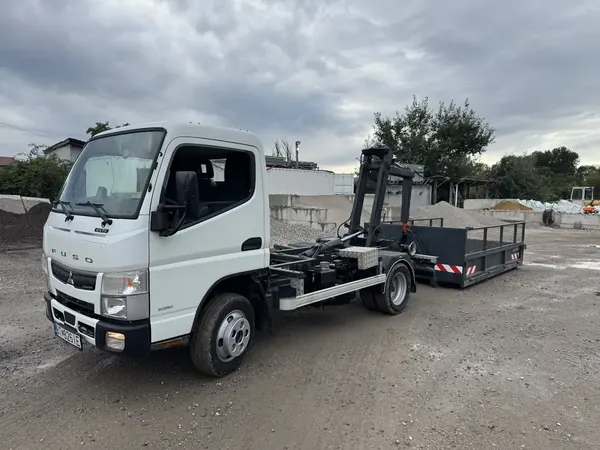 Biele Mitsubishi Fuso Baffer s kontajnerovou nadstavbou