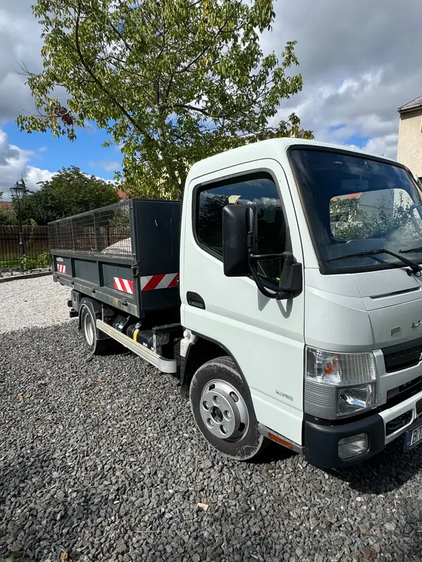 Mitsubishi Fuso na menšie dodávky kameniva s nákladom do 3 t